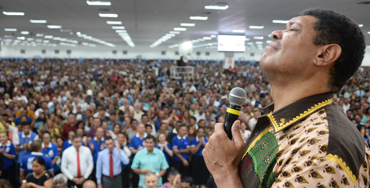 Apostle Valdemiro Santiago on The Noite 